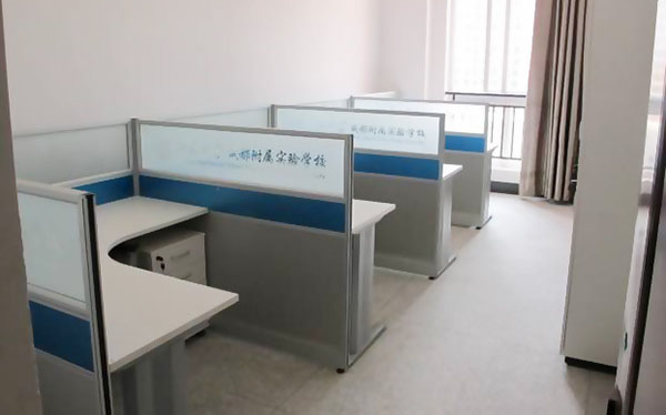 北京大學(xué)成都附屬實驗中學(xué)學(xué)校家具配套項目教室辦公室T3屏風(fēng)辦公桌款式